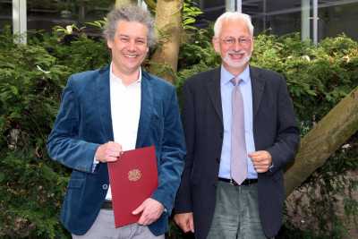 Die Abbildung zeigt Hans-Gerhardt Schmidt und Prof. Dr. Konrad Elmshäuser